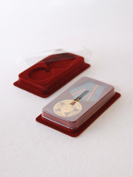 Сувенирная упаковка (60х100х20 мм) под медаль РФ d-37 мм, тёмно-бордовый  Сувенирная упаковка (60х100х20 мм) под медаль РФ d-37 мм, тёмно-бордовый