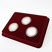 Сувенирная упаковка (181х142х22 мм) на 3 монеты в капсулах (диаметр 44 мм). Вид 1