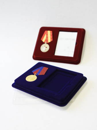 Сувенирная упаковка (181х142х22 мм) под медаль РФ d-32 мм и удостоверение (70х100х6 мм)