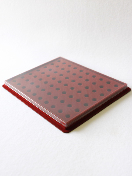 Планшет S (243х304х21 мм) на 70 цанг (под значки с цангой), тёмно-бордовый  Планшет S (243х304х21 мм) на 70 цанг (под значки с цангой), тёмно-бордовый