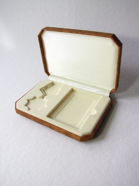 Футляр из кожзаменителя под дерево (125х180х33мм) под медаль и удостоверение