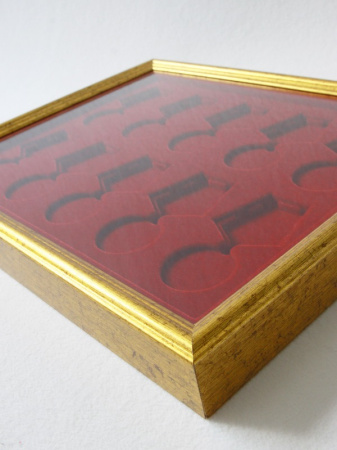 Багетная рамка S золотого цвета под 10 медалей РФ d-37 мм с пятиугольной колодкой