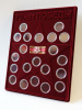 Планшет S (234х296х12 мм) для 21 монеты. Для серии монет 70-летие Победы в Великой Отечественной войне 1941-1945 гг. с миниатюрной копией Ордена. Лента 70-летия Победы. Монеты в капсулах Leuchtturm, тёмно-бордовый  Планшет S (234х296х12 мм) для 21 монеты. Для серии монет 70-летие Победы в Великой Отечественной войне 1941-1945 гг. с миниатюрной копией Ордена. Лента 70-летия Победы. Монеты в капсулах Leuchtturm, тёмно-бордовый