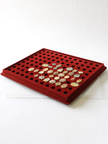 Планшет S (243х304х21 мм) на 108 цанг (под значки с цангой), тёмно-бордовый  Планшет S (243х304х21 мм) на 108 цанг (под значки с цангой), тёмно-бордовый