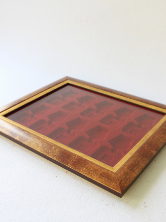 Багетная рамка S бордового цвета на 10 орденов с пятиугольной колодкой