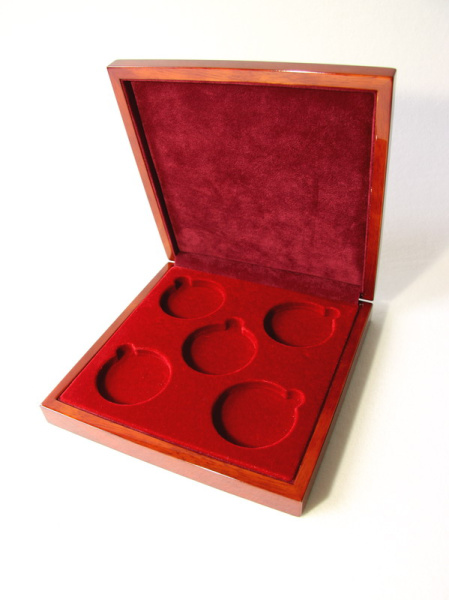 Деревянный футляр (202х202х41 мм) для 5 монет в капсулах