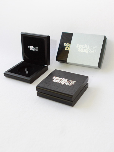 Деревянный футляр (90х95х31 мм) для монеты в капсуле. Серебро