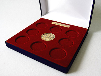 Флокированный футляр (196х196х50 мм) для 9 медалей и надписи (шильда)