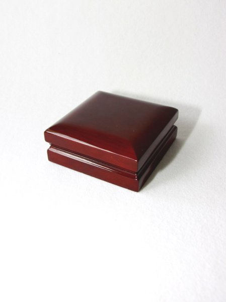 Деревянный футляр (100х100х43 мм) для монеты в капсуле