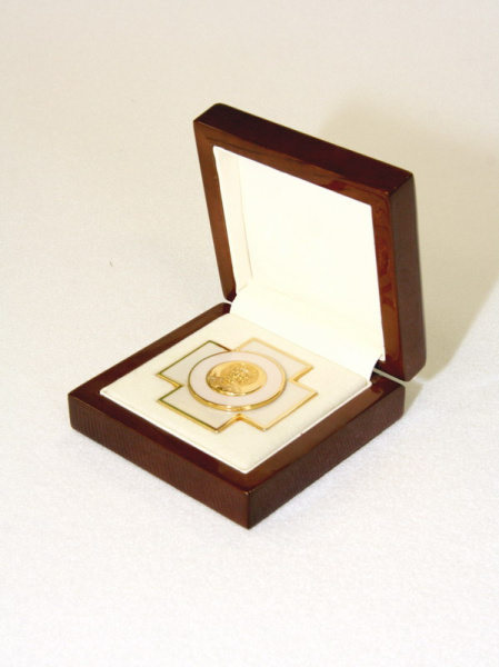 Деревянный футляр (90х90х38 мм) под церковный орден