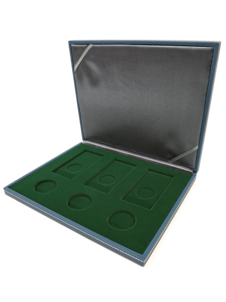 Бокс из искусственной кожи Nera M Azur (298х243х37 мм) для 3 обычных монет 25 рублей в капсулах и 3 цветных монет 25 рублей в блистере, зелёный  Бокс из искусственной кожи Nera M Azur (298х243х37 мм) для 3 обычных монет 25 рублей в капсулах и 3 цветных монет 25 рублей в блистере, зелёный