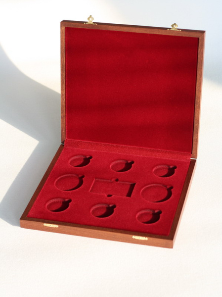 Футляр деревянный для набора памятных медалей (9 предметов)