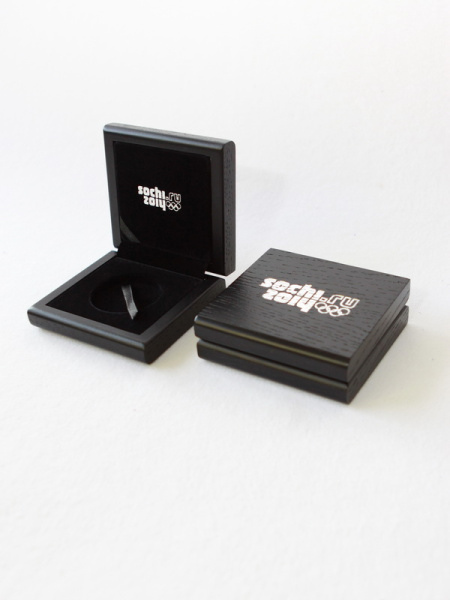 Деревянный футляр (90х95х31 мм) для монеты в капсуле. Серебро