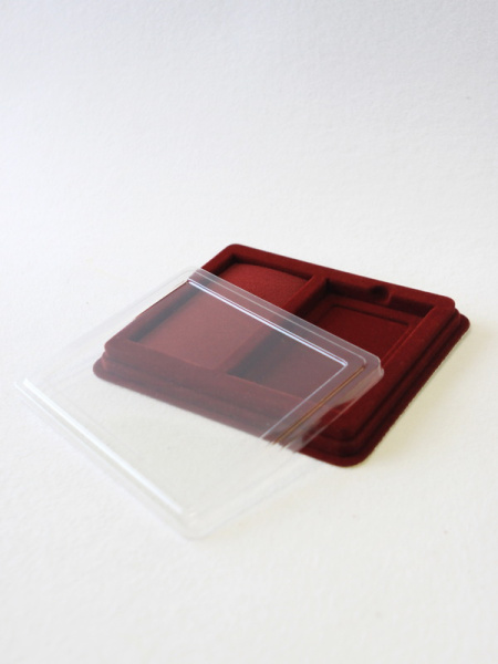  Сувенирная упаковка (191х162х21 мм) с поролоновой вставкой под универсальную медаль и удостоверение (76х116х10 мм), тёмно-бордовый