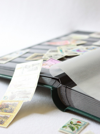 Альбом для марок (кляссер COMFORT). 32 листа (64 страницы) из чёрного картона с промежуточными листами для каждой страницы из пергамина. Зелёный. Leuchtturm, 306438