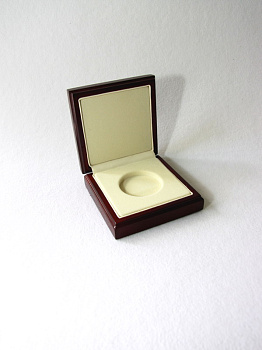 Деревянный футляр (100х100х43 мм) для монеты в капсуле