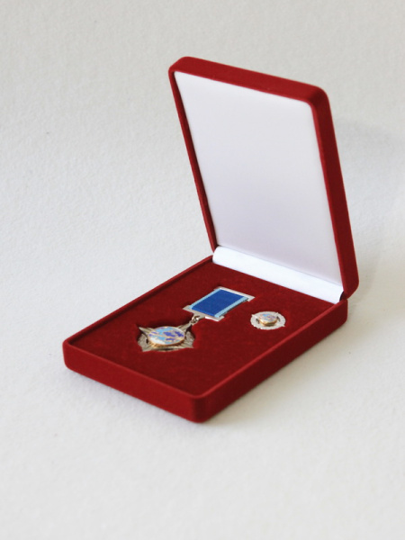 Футляр флокированный (90х124х32 мм) под медаль и фрачник. Вид 2