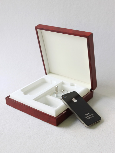 Футляр деревянный (190х190х57 мм) под мобильный телефон и набор аксессуаров