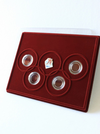 Планшет S (234х296х12 мм) для 4 Олимпийских монет Сочи-2014 в капсулах (5 колец)