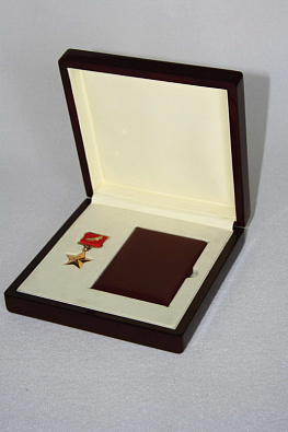 Футляр деревянный под медаль и удостоверение