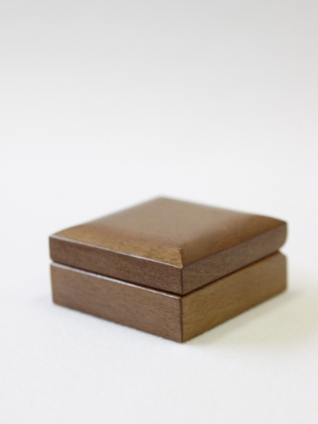 Деревянный футляр (65х65х32 мм) под значок