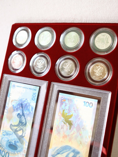 Планшет S (234х296х12 мм) для 2 банкнот Сочи-2014 в капсулах и 8 монет Сочи-2014 в капсулах, тёмно-бордовый  Планшет S (234х296х12 мм) для 2 банкнот Сочи-2014 в капсулах и 8 монет Сочи-2014 в капсулах, тёмно-бордовый