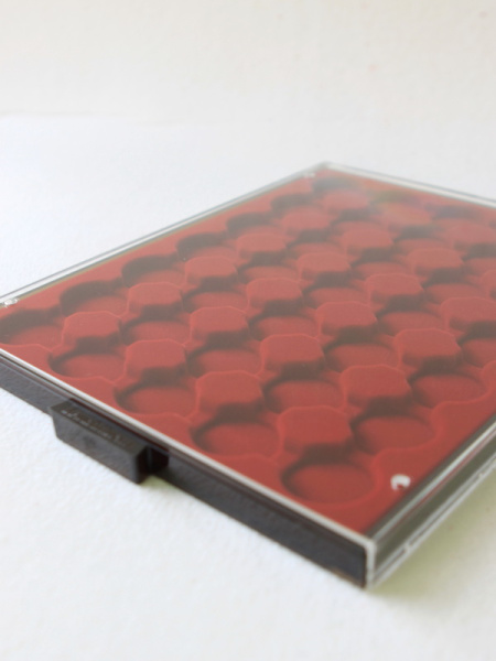  Кассета MB для 35 монет в капсулах CAPS 26,5 / 27 Leuchtturm. Диаметр ячейки 33 мм., светло-бордовый