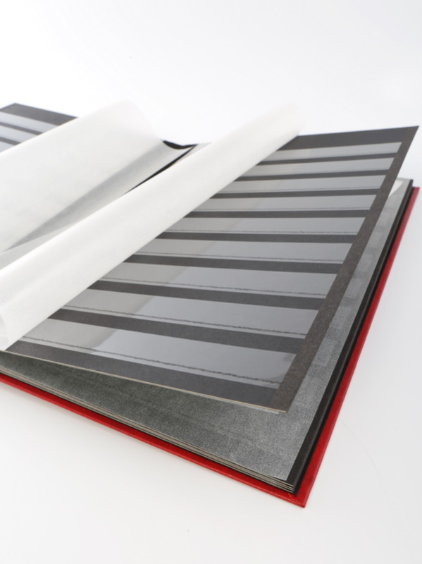 Альбом для марок (кляссер LOTOS). 8 листов (16 страниц) из чёрного картона с промежуточными листами из пергамина. Красный. Lindner, 5701 Альбом для марок (кляссер LOTOS). 8 листов (16 страниц) из чёрного картона с промежуточными листами из пергамина. Красный. Lindner, 5701