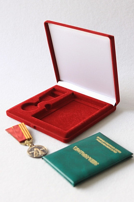 Футляр флокированный (165х165х27 мм) под медаль и удостоверение