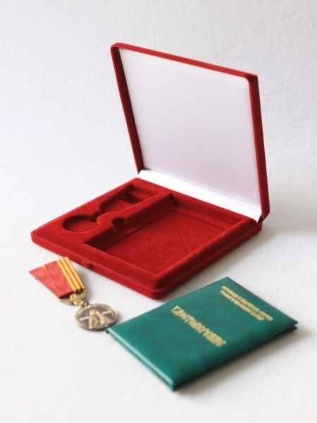 Футляр флокированный (165х165х27 мм) под медаль и удостоверение