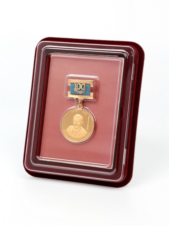 Сувенирная упаковка (110х139х22 мм) под медаль на квадро колодке (в крышке) и удостоверение (81х112х6 мм). Тип 5