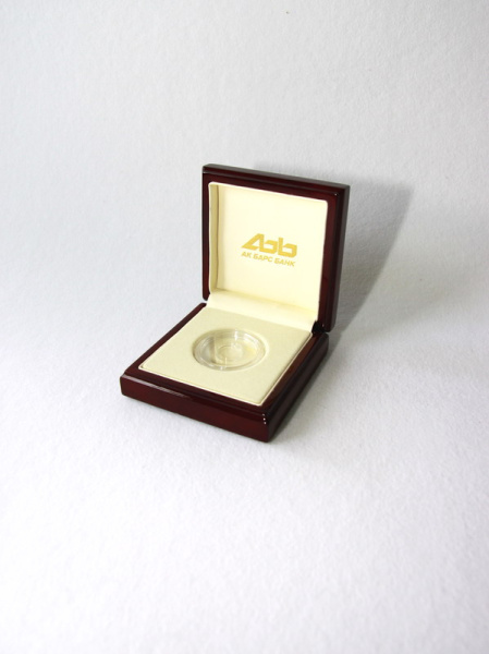 Деревянный футляр (100х100х43 мм) для монеты в капсуле