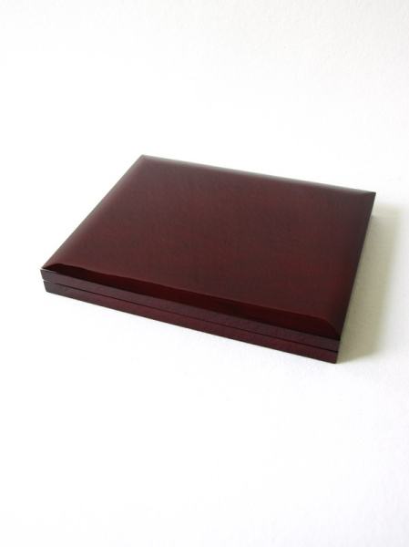 Деревянный футляр (242х305х36 мм) под 13 монет в капсулах и герб