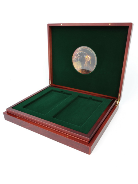 Футляр деревянный Volterra Trio de Luxe (331х271х56 мм) для 2 банкнот, 3 монет 25 рублей в капсулах, 3 монет 25 рублей в блистере, 3 золотых и 14 серебряных монет «Футбол 2018» в капсулах. 3 уровня, зелёный  Футляр деревянный Volterra Trio de Luxe (331х271х56 мм) для 2 банкнот, 3 монет 25 рублей в капсулах, 3 монет 25 рублей в блистере, 3 золотых и 14 серебряных монет «Футбол 2018» в капсулах. 3 уровня, зелёный