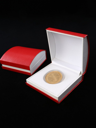 Футляр красного цвета из кожзаменителя (90х90х43 мм) для одной монеты в капсуле (диаметр 46 мм). Ложемент белый