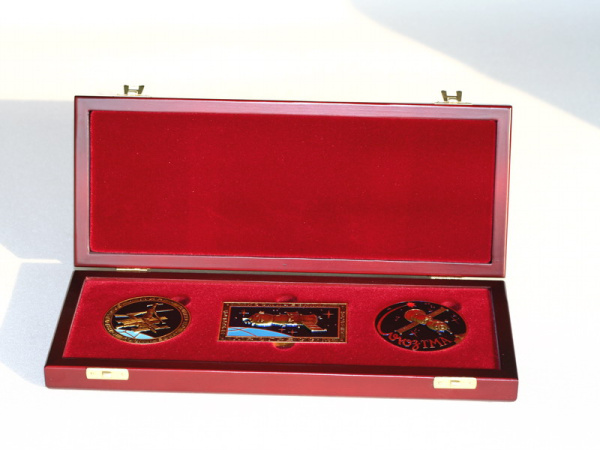 Футляр деревянный для набора памятных медалей (3 предмета)