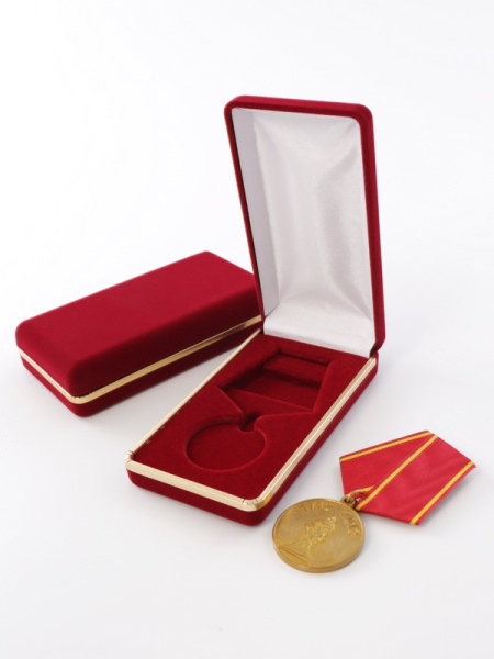 Футляр с золотым ободком (62х116х26 мм) под медаль РФ d-32 мм с пятиугольной колодкой, светло-бордовый Футляр с золотым ободком (62х116х26 мм) под медаль РФ d-32 мм с пятиугольной колодкой, светло-бордовый