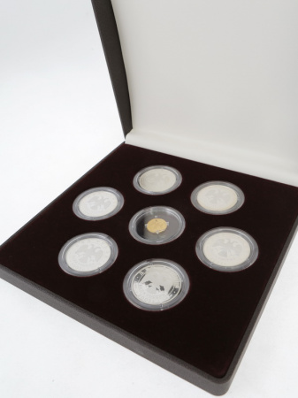 Футляр из искусственной кожи (190х190х50 мм) для 7 монет в капсулах (диаметр 44 мм). Шоколадный