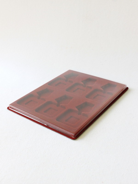 Планшет S (234х296х12 мм) на 6 орденов с пятиугольной колодкой. Вертикальный, тёмно-бордовый Планшет S (234х296х12 мм) на 6 орденов с пятиугольной колодкой. Вертикальный, тёмно-бордовый