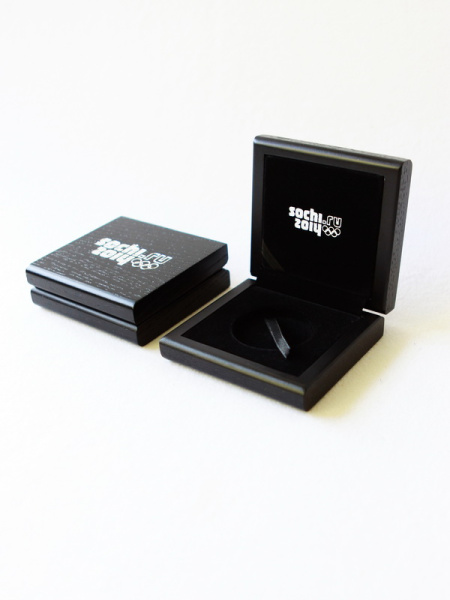 Деревянный футляр (90х95х31 мм) для монеты в капсуле. Серебро