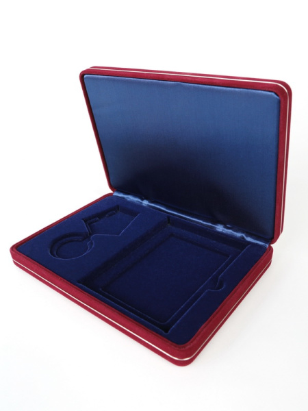 Футляр замшевый (182х128х34 мм) под медаль РФ d-37 мм и удостоверение (80х110х8 мм), тёмно-синий  Футляр замшевый (182х128х34 мм) под медаль РФ d-37 мм и удостоверение (80х110х8 мм), тёмно-синий