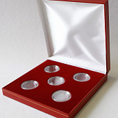 Футляр из кожзаменителя (191х194х44 мм) на 5 монет в капсулах (диаметр 44 мм)