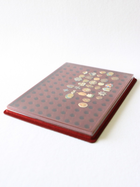 Планшет S (243х304х21 мм) на 108 цанг (под значки с цангой), тёмно-бордовый  Планшет S (243х304х21 мм) на 108 цанг (под значки с цангой), тёмно-бордовый