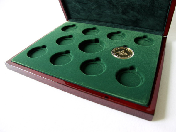 Деревянный футляр (242х305х36 мм) под набор медалей в капсулах