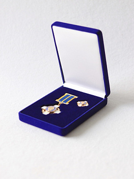 Футляр флокированный (90х124х32 мм) под медаль и фрачник. Вид 1