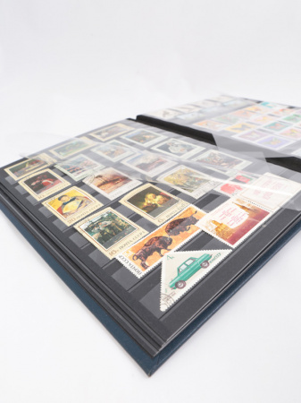 Альбом для марок (кляссер PREMIUM) 16 листов (32 страницы) из чёрного картона с промежуточными прозрачными листами. Синий. Leuchtturm, 304065