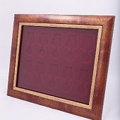 Багетная рамка S бордового цвета на 10 медалей РФ d-32 мм с пятиугольной колодкой