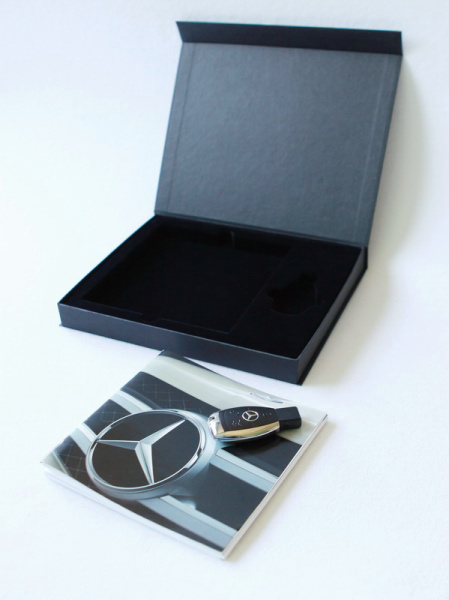 Флокированный ложемент для подарочного набора Mercedes (буклет и ключ-флешка) Флокированный ложемент для подарочного набора Mercedes (буклет и ключ-флешка)