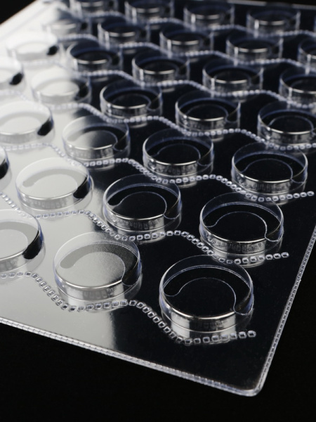 Прозрачные листы для 35 кромчатых пробок (крышек). Формат GRANDE. Albommonet, Россия