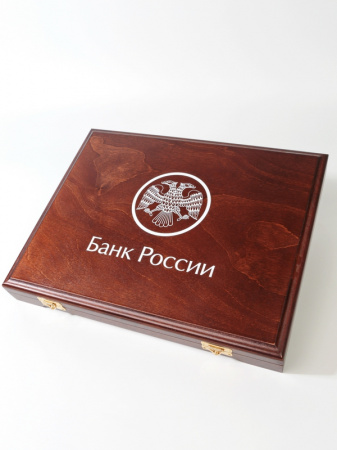 Нанесение логотипа Банк России (вертикальный) на футляр Vintage